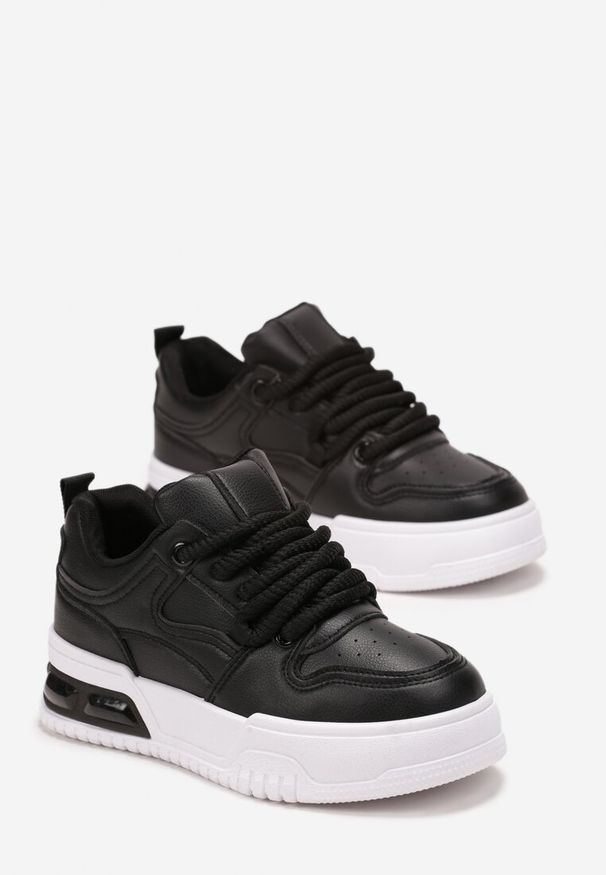 Renee - Czarne Sneakersy na Platformie z Imitacji Skóry z Przeszyciami i Sznurowaniem Celende. Okazja: na co dzień. Kolor: czarny. Materiał: skóra. Obcas: na platformie