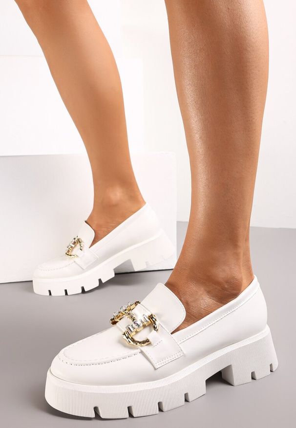 Renee - Białe Mokasyny z Klamrą z Kryształkami na Grubej Podeszwie Amilya. Zapięcie: klamry. Kolor: biały. Styl: elegancki