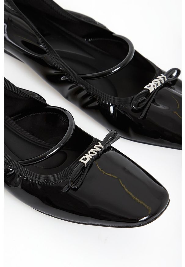 Baleriny damskie lakierowane DKNY. Materiał: lakier