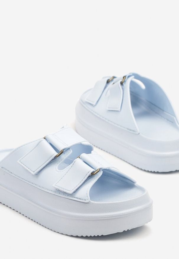 Born2be - Jasnoniebieskie Klapki na Grubej Podeszwie z Pianki z Paskami na Rzep Falonisa. Okazja: na co dzień. Kolor: niebieski. Wzór: paski. Styl: casual, elegancki, sportowy, klasyczny