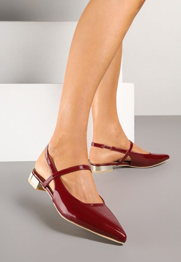 Renee - Bordowe Sandały Vices Typu Slingback ze Skórzaną Wkładką i Metaliczną Ozdobą Milozi. Okazja: na co dzień. Zapięcie: sprzączka. Kolor: czerwony. Materiał: skóra. Wzór: aplikacja. Sezon: lato. Styl: klasyczny, elegancki, casual