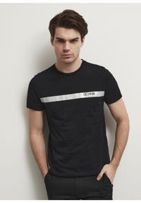 Ochnik - Czarny T-shirt męski ze srebrnym printem. Okazja: na co dzień. Kolor: czarny. Materiał: bawełna. Długość: krótkie. Wzór: nadruk. Styl: casual #3