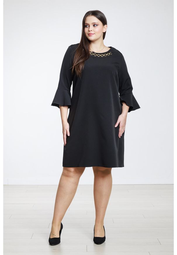 Moda Size Plus Iwanek - Czarna trapezowa sukienka Elena XXL OVERSIZE WIOSNA. Kolor: czarny. Sezon: wiosna. Typ sukienki: trapezowe, oversize. Długość: midi