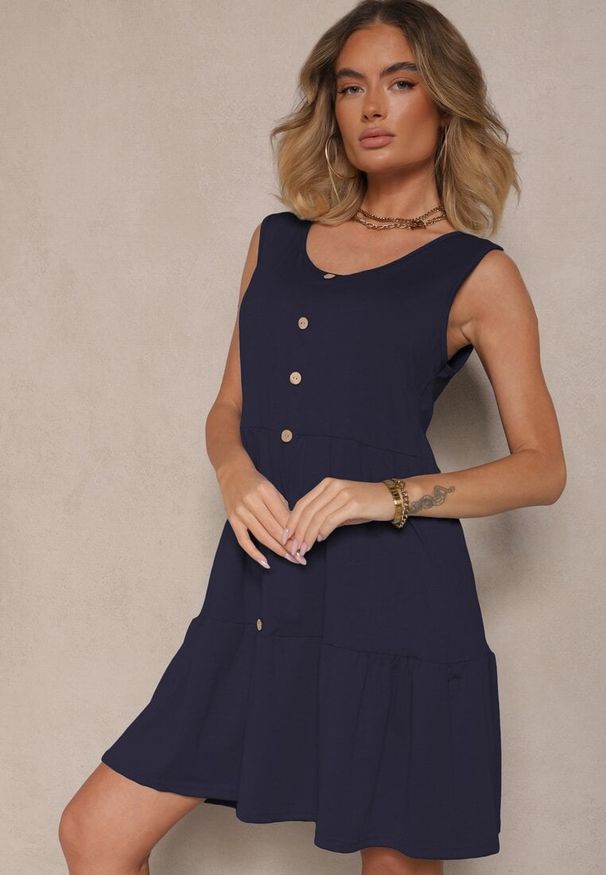Renee - Granatowa Rozkloszowana Sukienka na Szerokich Ramiączkach Zdobiona Guzikami Saniraya. Kolor: niebieski. Materiał: jeans. Długość rękawa: na ramiączkach. Wzór: aplikacja. Typ sukienki: rozkloszowane