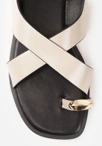 Born2be - Beżowe Sandały Typu Japonki z Metaliczną Ozdobą Meledra. Okazja: na co dzień. Zapięcie: sprzączka. Kolor: beżowy. Materiał: jeans. Wzór: aplikacja. Sezon: lato. Styl: casual, elegancki, klasyczny #9