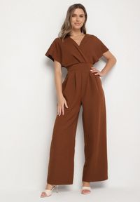 Born2be - Brązowy Elegancki Kombinezon z Marszczeniem i Wcięciem w Talii Melonessa. Okazja: na co dzień. Kolor: brązowy. Sezon: jesień, wiosna. Styl: elegancki