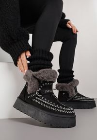 Renee - Czarne Śniegowce na Platformie z Futerkiem i Haftowanym Wzorem Celatusa. Okazja: na co dzień. Kolor: czarny. Materiał: futro. Wzór: haft. Sezon: zima. Obcas: na platformie. Styl: casual #5