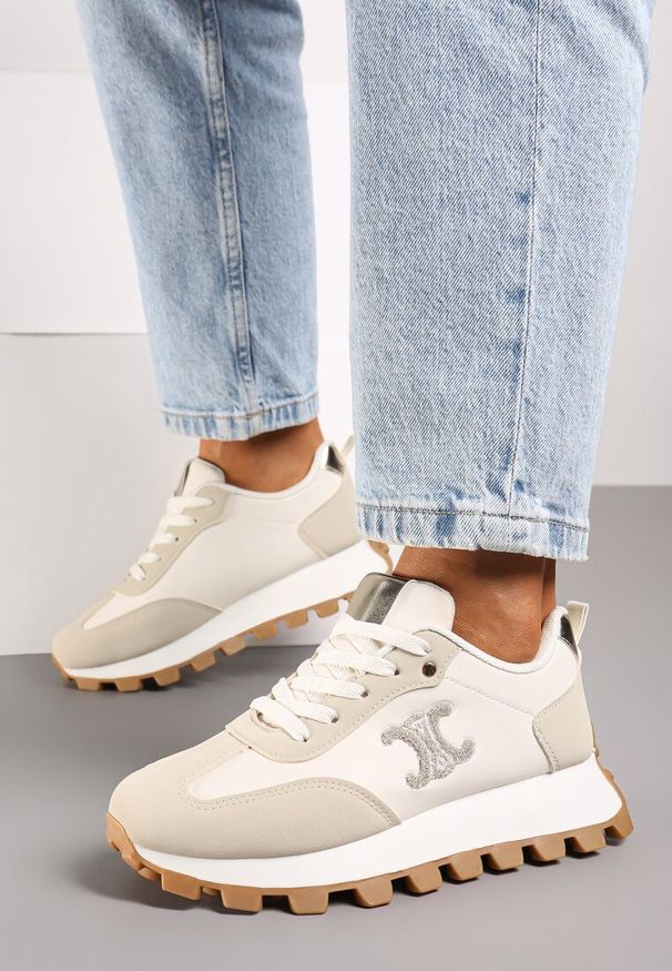 Renee - Beżowe Sznurowane Sneakersy na Płaskiej Podeszwie Ozdobione Metalicznymi Aplikacjami Zetissa. Okazja: na co dzień, do pracy. Kolor: beżowy. Wzór: aplikacja. Obcas: na płaskiej podeszwie