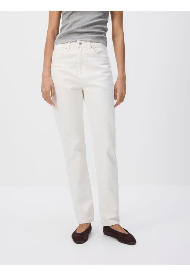 Reserved - Jeansy mom fit z dłuższą nogawką - złamana biel. Długość: długie
