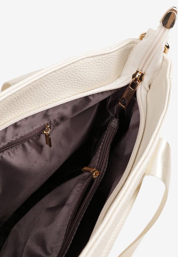 Renee - Biała Torebka Typu Shopper z Paskiem Crossbody i Aplikacją Zdobiona Pikowaniem Fleomira. Kolor: biały. Wzór: aplikacja. Dodatki: z aplikacjami. Materiał: zdobione, pikowane. Styl: biznesowy
