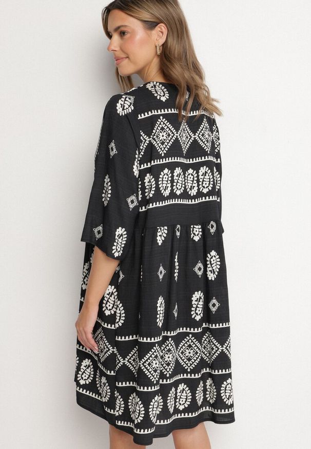 Born2be - Granatowa Wiskozowa Sukienka ze Wzorem Boho Frisana. Okazja: na co dzień. Typ kołnierza: dekolt w kształcie V. Kolor: niebieski. Materiał: wiskoza. Styl: boho
