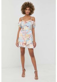 Guess sukienka kolor niebieski mini prosta. Okazja: na co dzień. Kolor: niebieski. Materiał: tkanina. Długość rękawa: na ramiączkach. Typ sukienki: proste. Styl: casual. Długość: mini #5