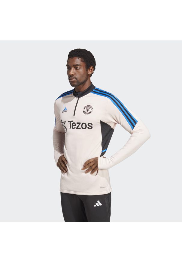 Adidas - Kurtka z dresu Manchester United Condivo 2022/23. Kolor: różowy. Materiał: dresówka. Sport: piłka nożna