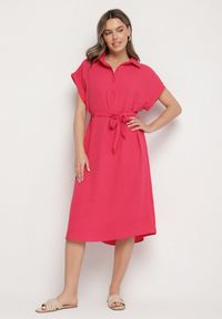 Born2be - Czerwona Sukienka z Bawełną i Ozdobnym Paskiem Savanire. Okazja: na co dzień. Kolor: czerwony. Materiał: bawełna. Typ sukienki: koszulowe. Styl: elegancki, casual, klasyczny #1