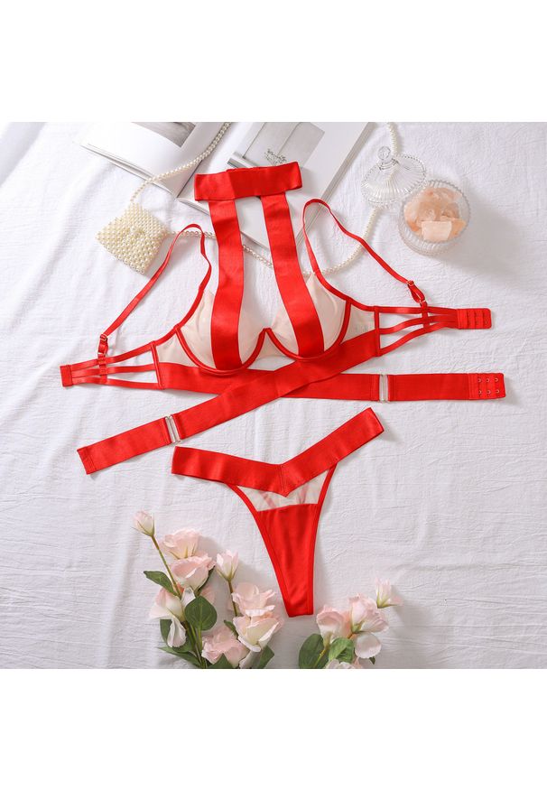 Intica - Komplet bielizny z ozdobnymi pasami podkreślający sylwetkę Irmentraut. Kolor: czerwony. Materiał: materiał. Wzór: paski