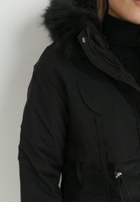 Born2be - Czarna Kurtka Pudełkowa z Futerkiem Oreitheia. Kolor: czarny. Materiał: futro. Długość: krótkie. Wzór: aplikacja #4