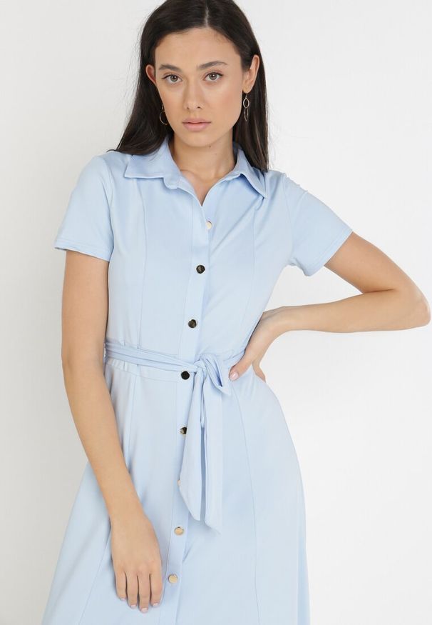 Born2be - Jasnoniebieska Sukienka o Koszulowym Fasonie Wiązana w Talii Ophieithe. Okazja: na co dzień. Kolor: niebieski. Materiał: dzianina, materiał. Długość rękawa: krótki rękaw. Typ sukienki: koszulowe. Styl: casual. Długość: midi