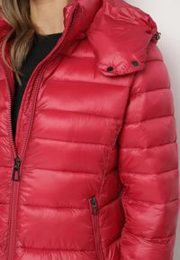 Born2be - Czerwona Pikowana Kurtka z Metalicznym Połyskiem i Odpinanym Kapturem Dairise. Kolor: czerwony. Materiał: jeans. Styl: klasyczny #5