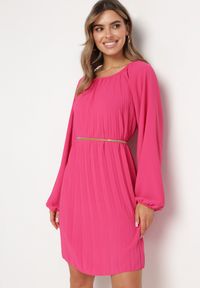Born2be - Fuksjowa Plisowana Sukienka z Bufiastymi Rękawami Perlase. Okazja: na co dzień. Kolor: różowy. Styl: klasyczny, casual, elegancki #5