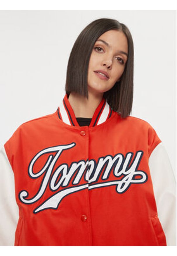 Tommy Jeans Kurtka bomber Letterman DW0DW17233 Czerwony Relaxed Fit. Kolor: czerwony. Materiał: syntetyk