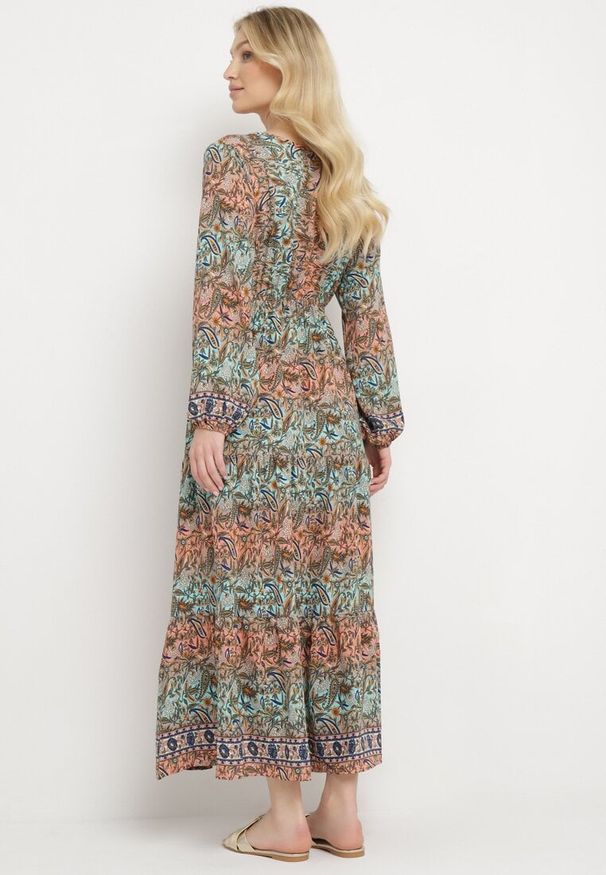 Born2be - Zielona Sukienka Rozkloszowana z Falbanką w Print Paisley Kapiss. Typ kołnierza: dekolt w kształcie V. Kolor: zielony. Długość rękawa: długi rękaw. Wzór: nadruk, paisley. Styl: elegancki, klasyczny
