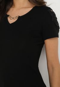 Born2be - Czarny Bawełniany T-shirt z Łańcuszkiem i Koronką Liraveira. Okazja: na co dzień. Typ kołnierza: okrągły. Kolor: czarny. Materiał: bawełna, koronka. Długość rękawa: krótki rękaw. Długość: krótkie. Wzór: koronka. Styl: klasyczny, elegancki, casual #5
