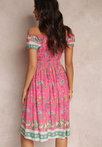 Renee - Różowa Bawełniana Sukienka Hiszpanka z Gumką w Pasie i Wzorem Paisley Maggies. Typ kołnierza: dekolt hiszpanka. Kolor: różowy. Materiał: bawełna. Wzór: paisley #4