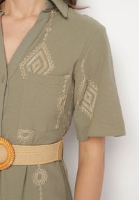 Born2be - Ciemnozielona Bawełniana Sukienka Koszulowa z Ozdobnym Paskiem i Haftem Evialisse. Okazja: na co dzień, na imprezę. Kolor: zielony. Materiał: bawełna. Wzór: haft. Typ sukienki: koszulowe. Styl: casual, elegancki #2