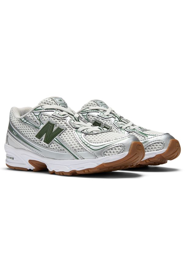 Buty dziecięce New Balance PZ740SF – srebrne. Okazja: na uczelnię, na spacer, na co dzień. Kolor: srebrny. Materiał: guma, materiał, syntetyk. Szerokość cholewki: normalna. Sport: turystyka piesza