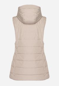 Born2be - Ciemnobeżowa Przejściowa Kamizelka o Taliowanym Kroju z Kapturem Olendra. Okazja: na co dzień, na spacer. Typ kołnierza: kaptur. Kolor: beżowy. Materiał: poliester, jeans. Styl: klasyczny, casual, sportowy #2