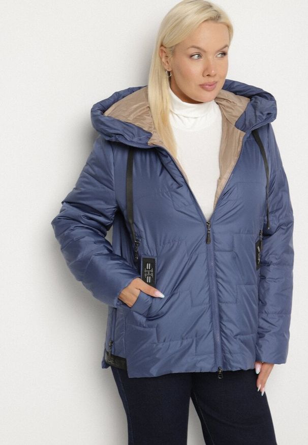 Born2be - Niebieska Pikowana Kurtka z Kapturem i Ozdobnymi Suwakami Tulirisa. Okazja: na co dzień. Typ kołnierza: kaptur. Kolekcja: plus size. Kolor: niebieski. Materiał: jeans. Styl: sportowy, casual