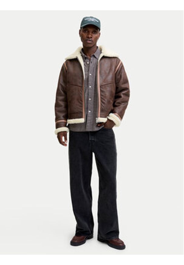 Jack & Jones Kurtka z imitacji skóry Liverpool 12282948 Brązowy Regular Fit. Kolor: brązowy. Materiał: skóra