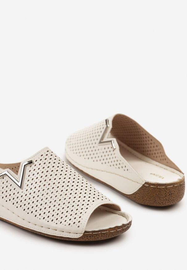 Born2be - Białe Klapki Vices z Perforowaną Cholewką Sarianae. Okazja: na co dzień. Kolor: biały. Styl: elegancki, casual