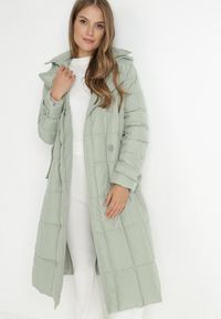 Born2be - Jasnozielona Kurtka Pikowana z Paskiem Gutdat. Okazja: na co dzień. Kolor: zielony. Materiał: materiał. Długość rękawa: długi rękaw. Długość: długie. Sezon: zima. Styl: casual #4