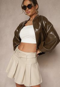 Renee - Jasnobeżowa Ocieplana Rozkloszowana Spódnica High Waist o Plisowanym Kroju z Ekoskóry z Paskiem Asitha. Stan: podwyższony. Kolor: beżowy. Materiał: dzianina. Styl: retro, klasyczny, elegancki #3