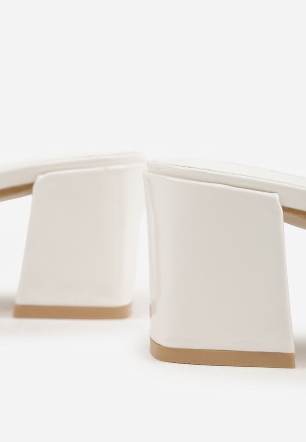 Renee - Białe Klapki na Słupku w Eleganckim Stylu Zdobione Podłużną Aplikacją Achythia. Okazja: na co dzień. Kolor: biały. Materiał: satyna, jeans. Wzór: aplikacja. Obcas: na słupku. Styl: elegancki