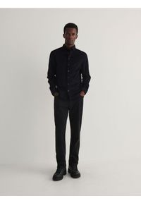 Reserved - Gładka koszula slim fit - granatowy. Kolor: niebieski. Materiał: bawełna, tkanina. Wzór: gładki #1