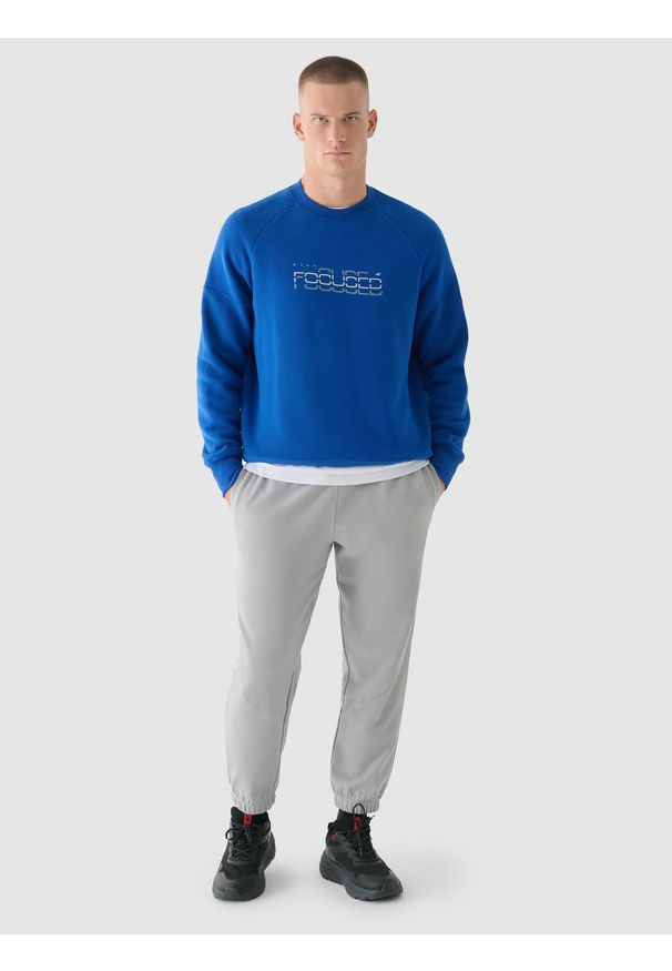 4f - 4F Bluza dresowa nierozpinana bez kaptura męska - niebieska XL. Okazja: na co dzień. Typ kołnierza: bez kaptura. Kolor: niebieski. Materiał: dresówka. Długość rękawa: raglanowy rękaw. Wzór: napisy, gładki, ze splotem. Styl: sportowy, klasyczny, casual