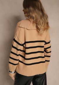 Renee - Beżowo-Czarny Sweter w Paski z Dekoltem w Serek z Kołnierzykiem Ralinavia. Okazja: na co dzień. Typ kołnierza: dekolt w serek. Kolor: beżowy. Materiał: jeans. Długość rękawa: długi rękaw. Długość: długie. Wzór: paski. Styl: casual, klasyczny #3