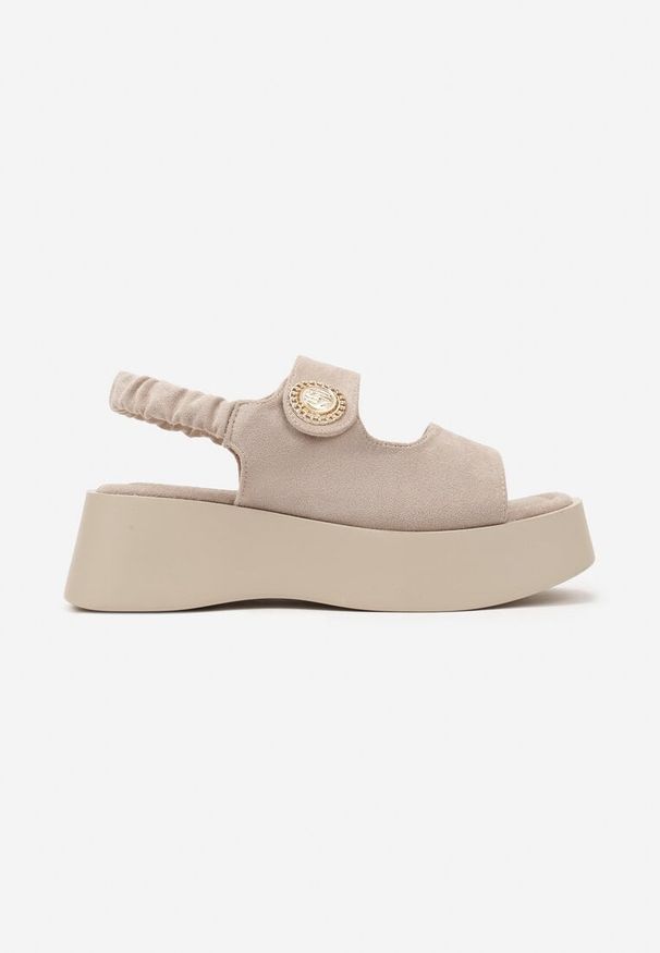 Born2be - Beżowe Sandały na Grubej Podeszwie z Marszczonym Paskiem i Aplikacją Danoria. Okazja: na co dzień. Zapięcie: pasek. Kolor: beżowy. Materiał: jeans. Wzór: aplikacja. Obcas: na obcasie. Styl: elegancki, casual, klasyczny. Wysokość obcasa: średni