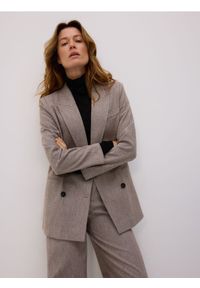 Reserved - Dwurzędowa marynarka w jodełkę - brązowy. Kolor: brązowy. Materiał: dzianina. Wzór: jodełka #1