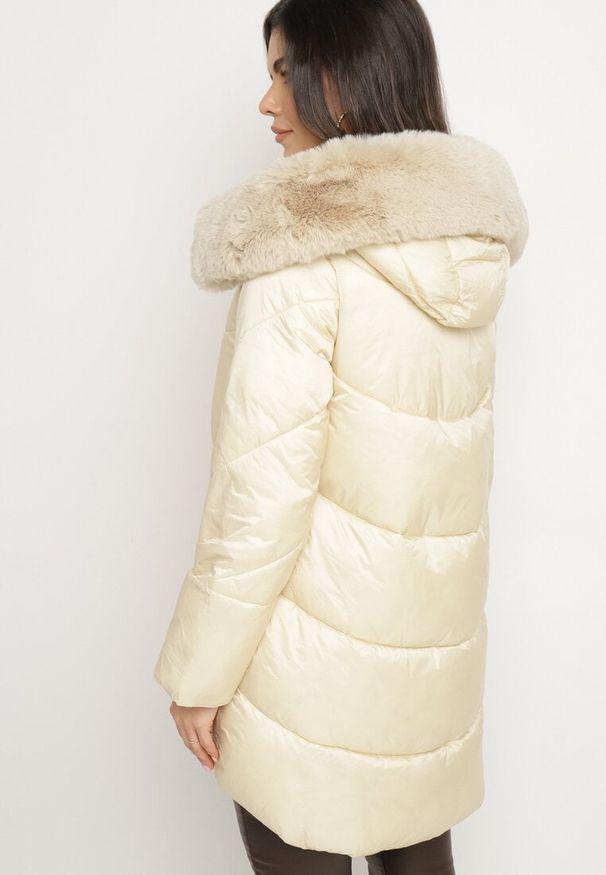 Born2be - Beżowa Pikowana Kurtka z Kapturem Dłuższym Tyłem i Szerokim Futrzanym Kołnierzem Derinna. Okazja: na co dzień. Typ kołnierza: kaptur. Kolor: beżowy. Materiał: futro. Długość: długie. Styl: casual