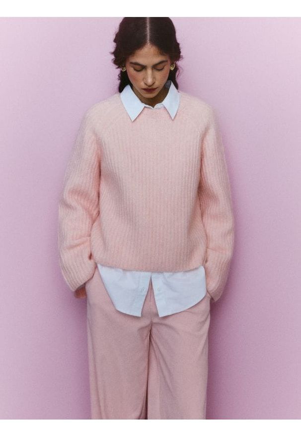 Reserved - Spodnie z paskiem - różowy. Kolor: różowy. Materiał: tkanina