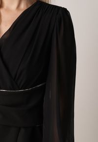 Born2be - Czarna Bluzka Kopertowa VICES z Dekoltem V Bufiastymi Rękawkami i Zaakcentowanymi Ramionami Tine. Okazja: na co dzień. Typ kołnierza: dekolt w kształcie V. Kolor: czarny. Materiał: jeans. Długość rękawa: krótki rękaw. Styl: casual, elegancki #2