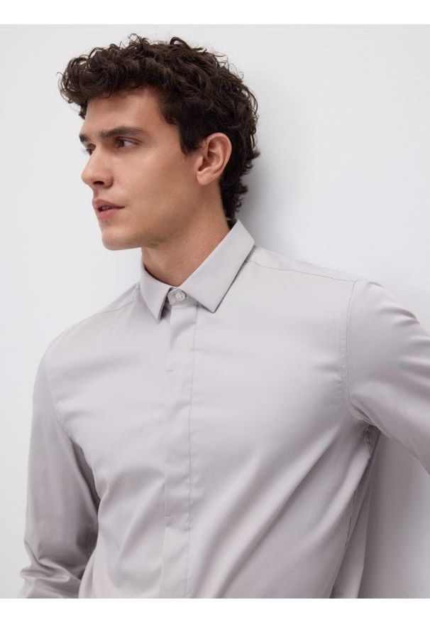 Reserved - Gładka koszula super slim fit - beżowy. Kolor: beżowy. Materiał: tkanina, bawełna. Wzór: gładki