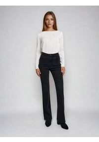 Sinsay - Jeansy flare mid waist - czarny. Kolor: czarny