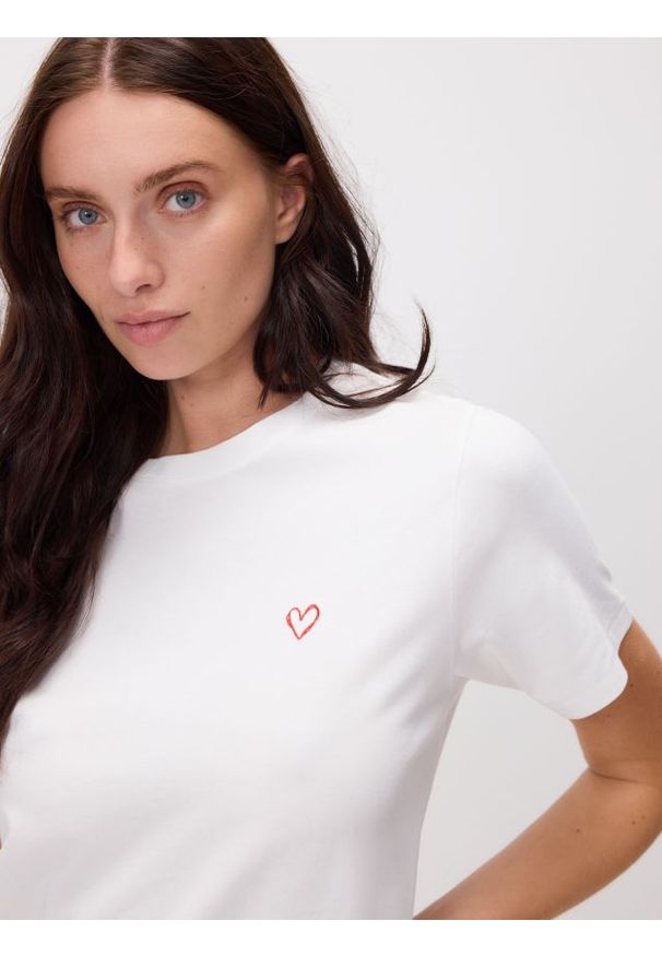 Reserved - T-shirt regular z drobnym haftem - złamana biel. Materiał: bawełna, dzianina. Wzór: haft