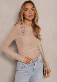 Renee - Beżowa Marszczona Bluzka z Siateczki Zdobiona Aplikacją w Kształcie Róży Olirisa. Okazja: na co dzień. Kolor: beżowy. Materiał: bawełna, jeans. Wzór: aplikacja. Styl: casual #4