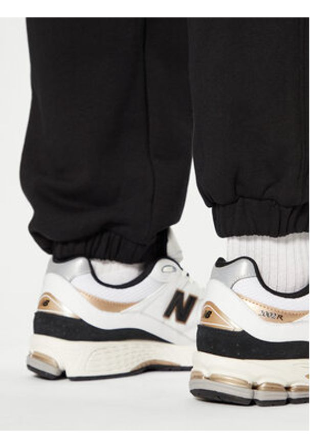 Guess Jeans Spodnie dresowe M5RB52 KCPR1 Czarny Regular Fit. Kolor: czarny. Materiał: bawełna