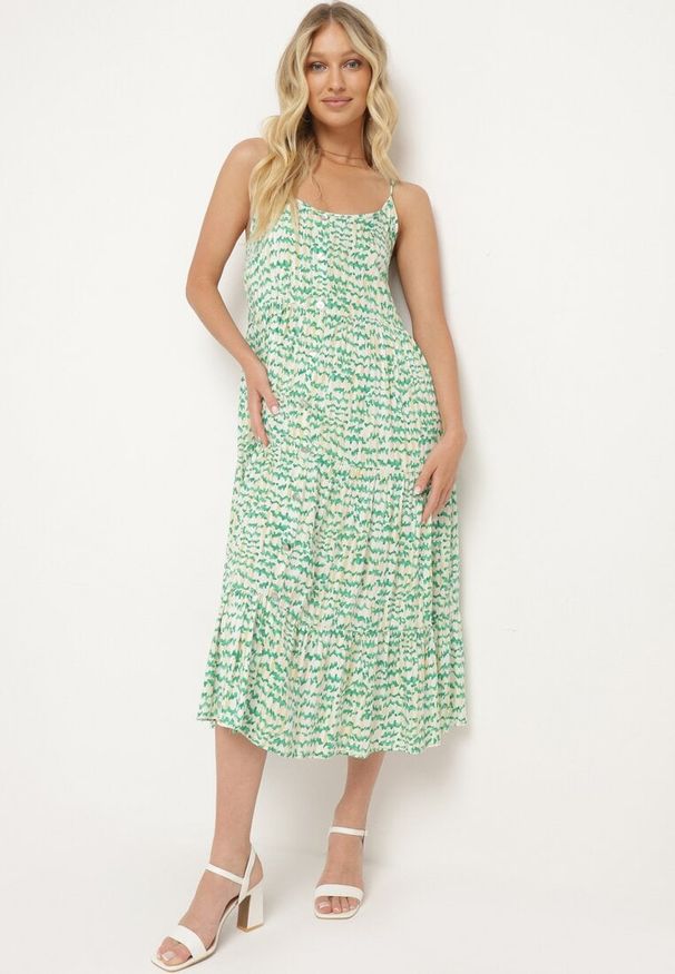 Born2be - Zielona Wiskozowa Sukienka z Cienkimi Ramiączkami Ozdobiona Guzikami i Falbanką Vikini. Typ kołnierza: dekolt w kształcie V. Kolor: zielony. Materiał: wiskoza. Długość rękawa: na ramiączkach. Wzór: aplikacja. Styl: klasyczny